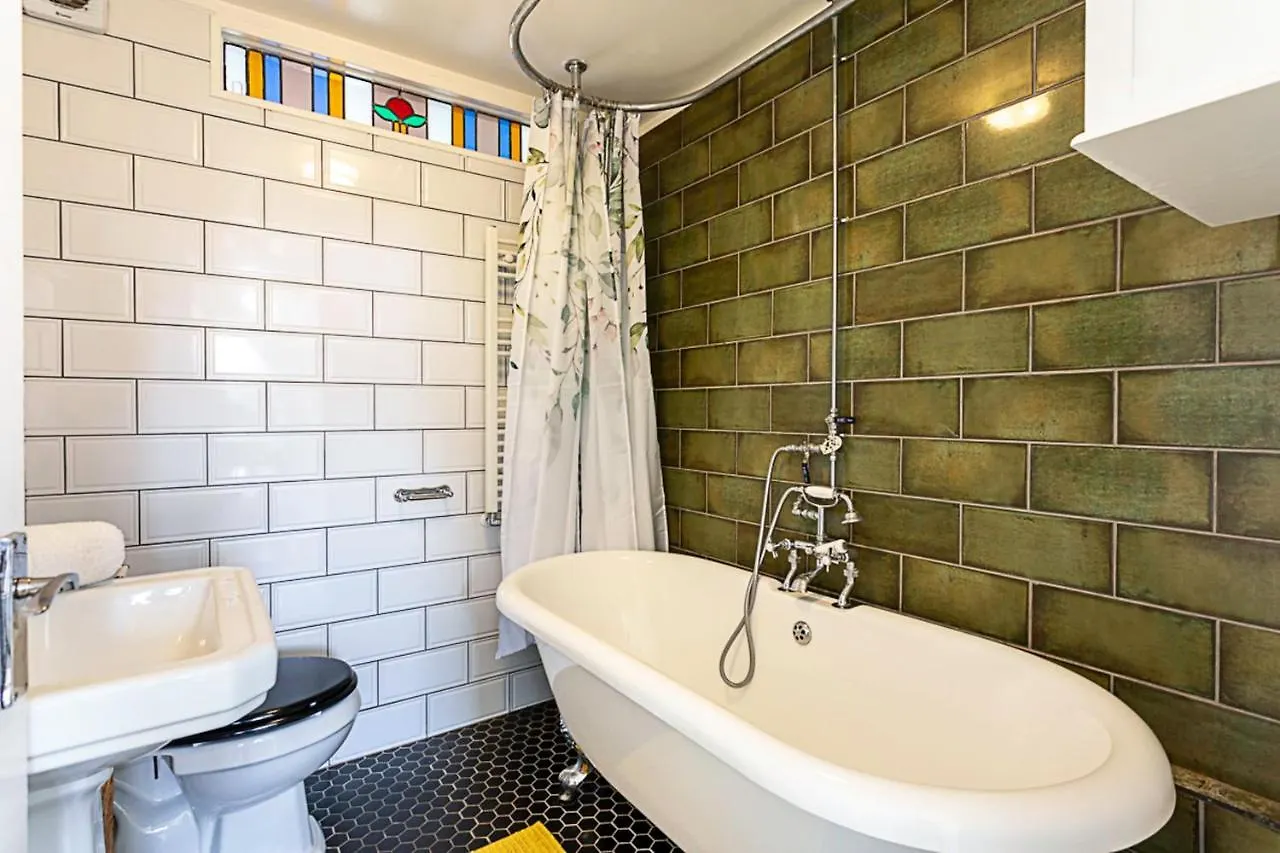 Quirky Spacious House In The Heart Of Hackney London 0*,  United Kingdom