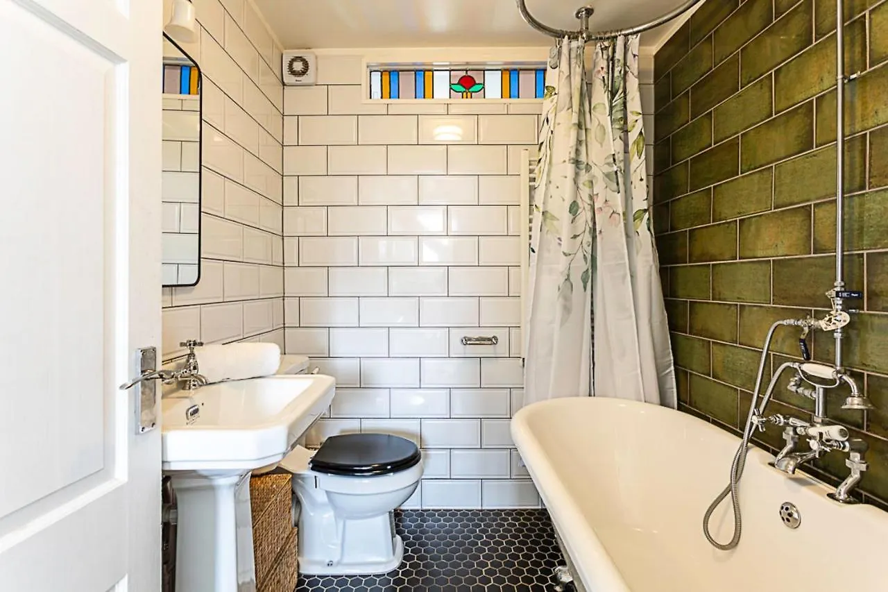 Quirky Spacious House In The Heart Of Hackney London Holiday home