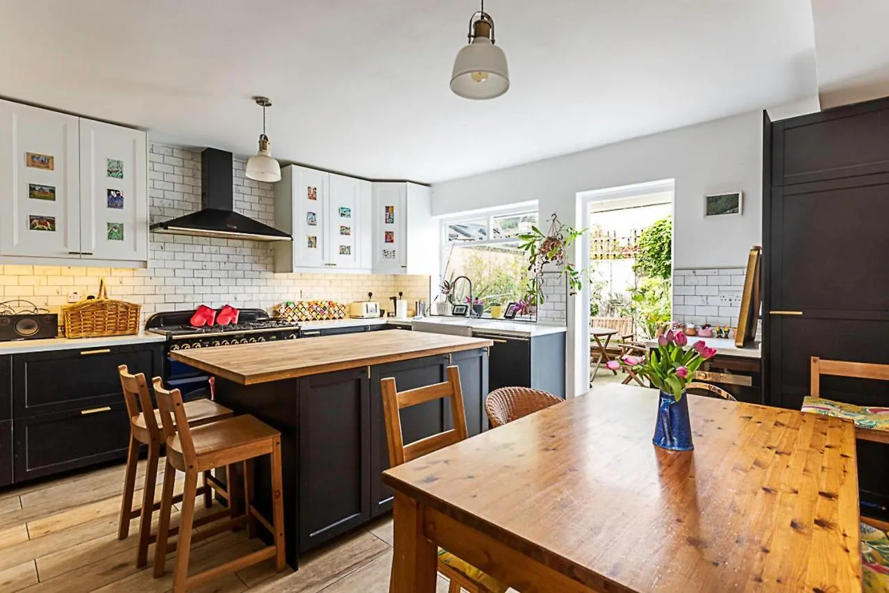 Quirky Spacious House In The Heart Of Hackney London Holiday home